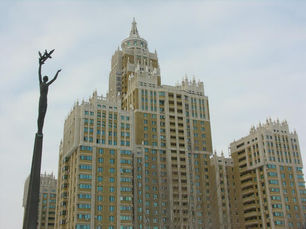 Triumph Astana Hostel Buitenkant foto